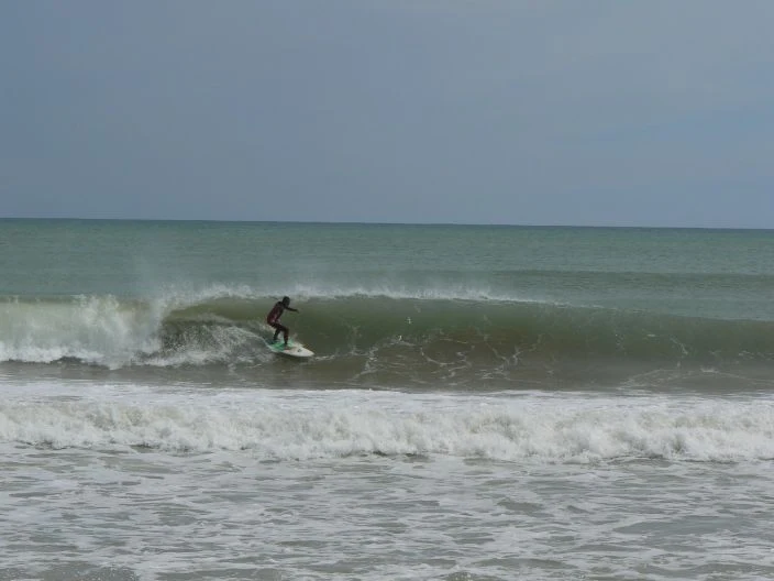 surf en Valencia. Playa del Saler con los barcos encallados