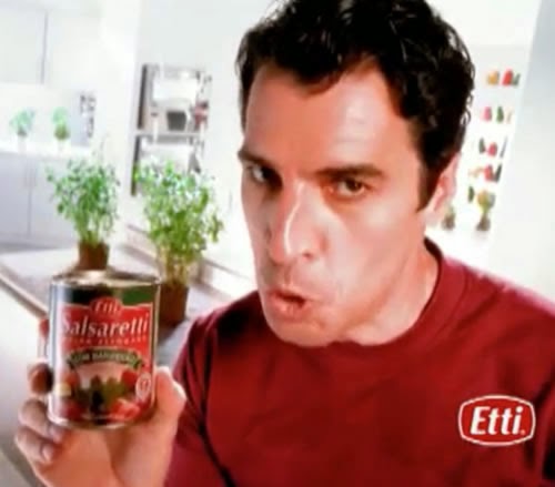 Atores com fama de 'machões' em uma divertida campanha para o molho de tomate Etti, em 1995.
