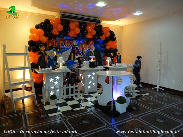 Decoração de aniversário tema Harry Potter - Mesa provençal simples Decoração de aniversário Harry Potter - Festa infantil - Jacarepaguá RJ