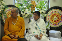 Lata Mangeshkar Receives First Sathkalaratna Puraskar