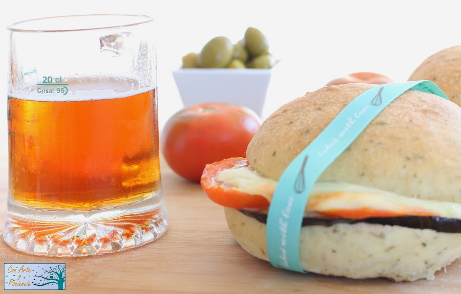 Focaccia,pan italiano,italian,bread,parmigiana, bread, ,berenjena,oregano,pebrella,sal,aceite,oliva,receta,autentica,tradicional,masa,tomate,tomaro,aubergine,tomillo,récipe,panino,harina,crujiente,esponjoso,tierno,recién,hecho,casero,homemade,aceite,oliva,mayonesa,olive,oil,mediterránea,oven,horno