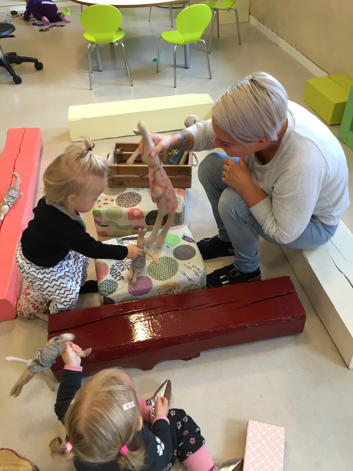 Barnehagebarn Som Maler Med Fingrene