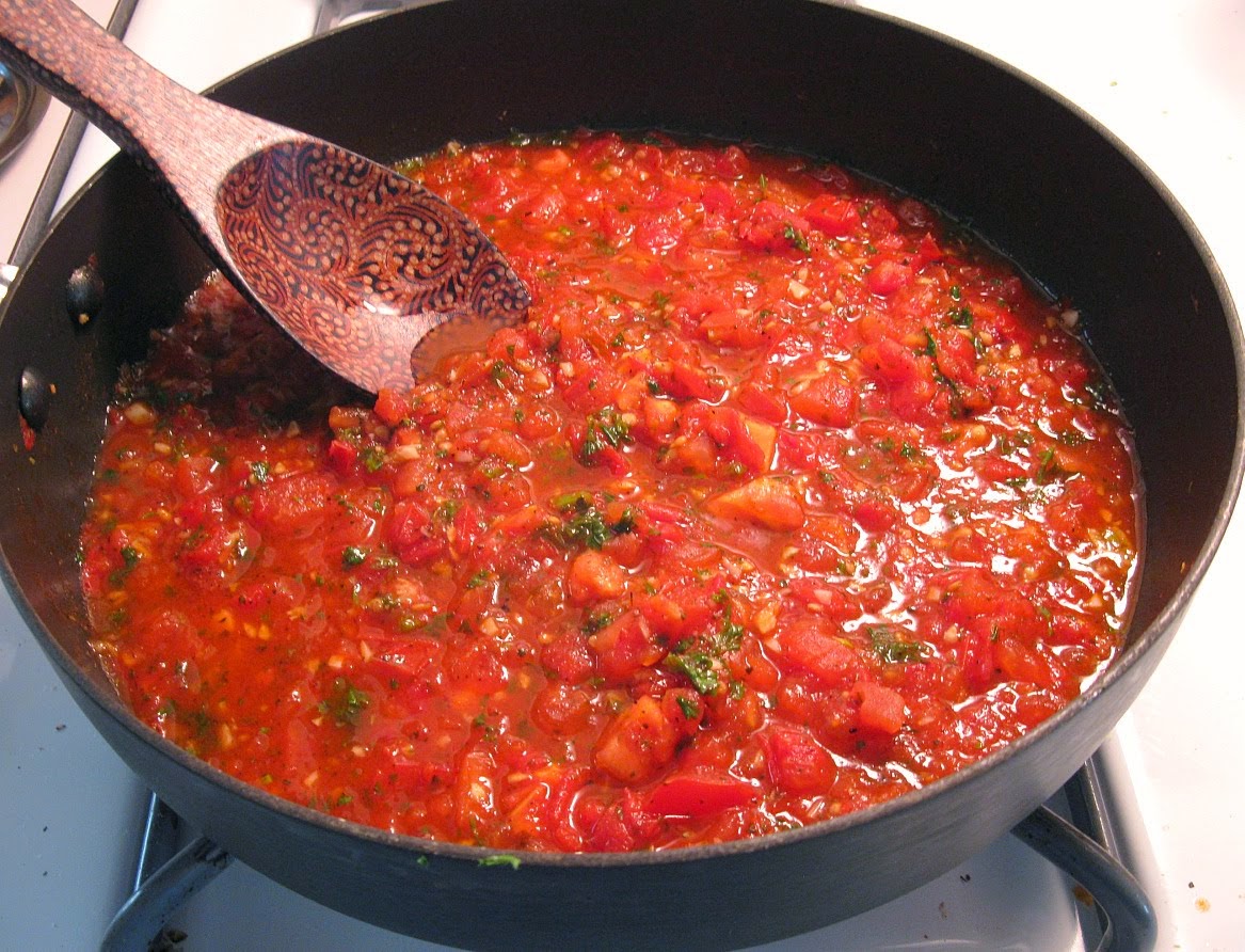 Приготовление соуса с овощами