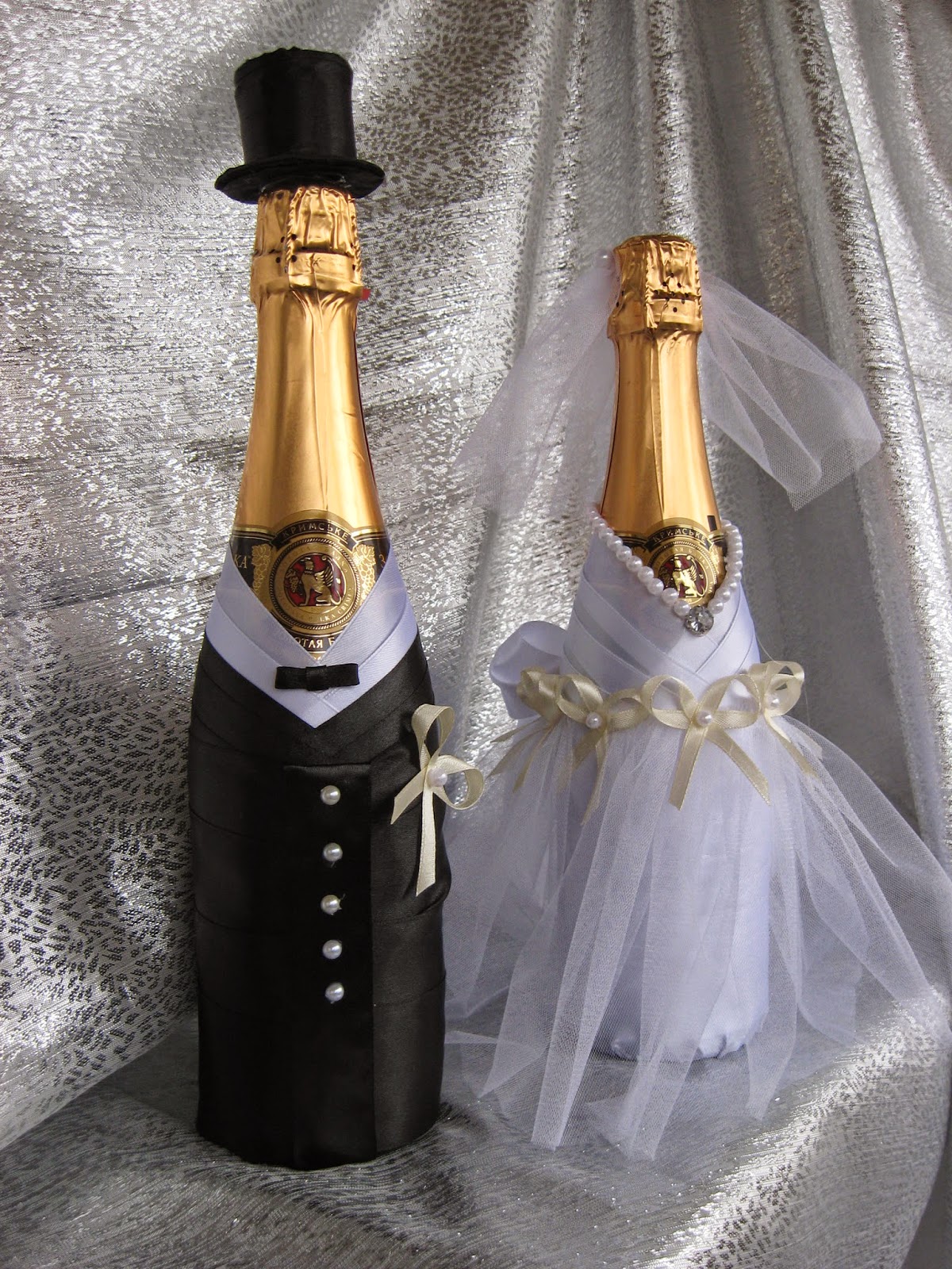 Шампанское невеста. Бутылки шампанского на свадьбу. Украшение свадебных бутылок шампанского. Шампанское на свадьбу для жениха и невесты. Бутылка шампанского жених.