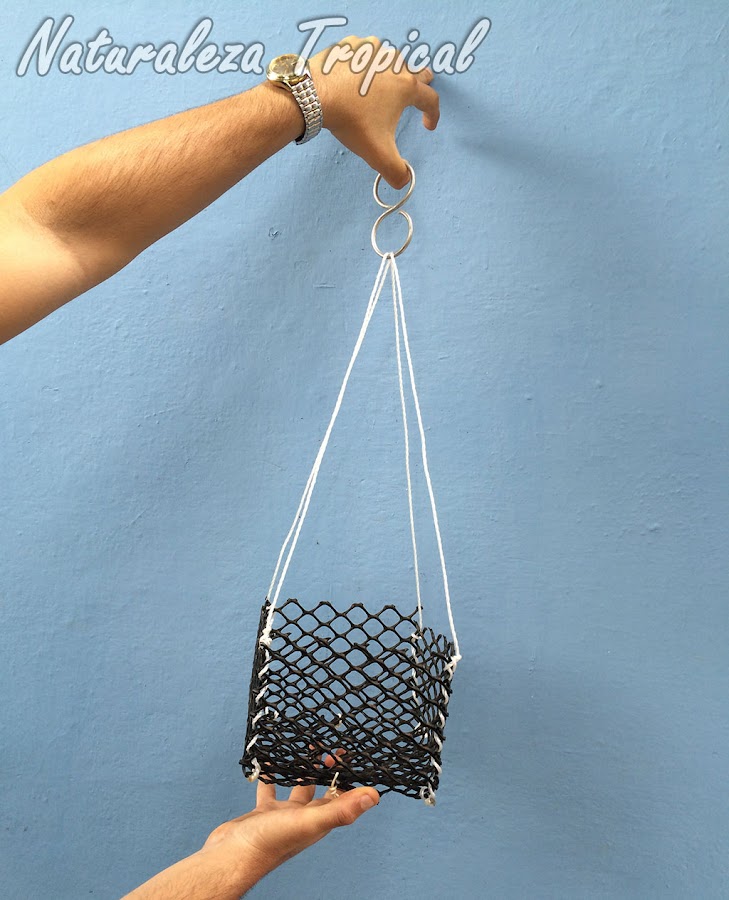 Por último, utilizamos el alambre en forma de 8 para unir los cordeles y colgar la maceta en el lugar que dispongamos para ella.