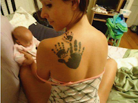 tatuaje de mama, manos de la familia