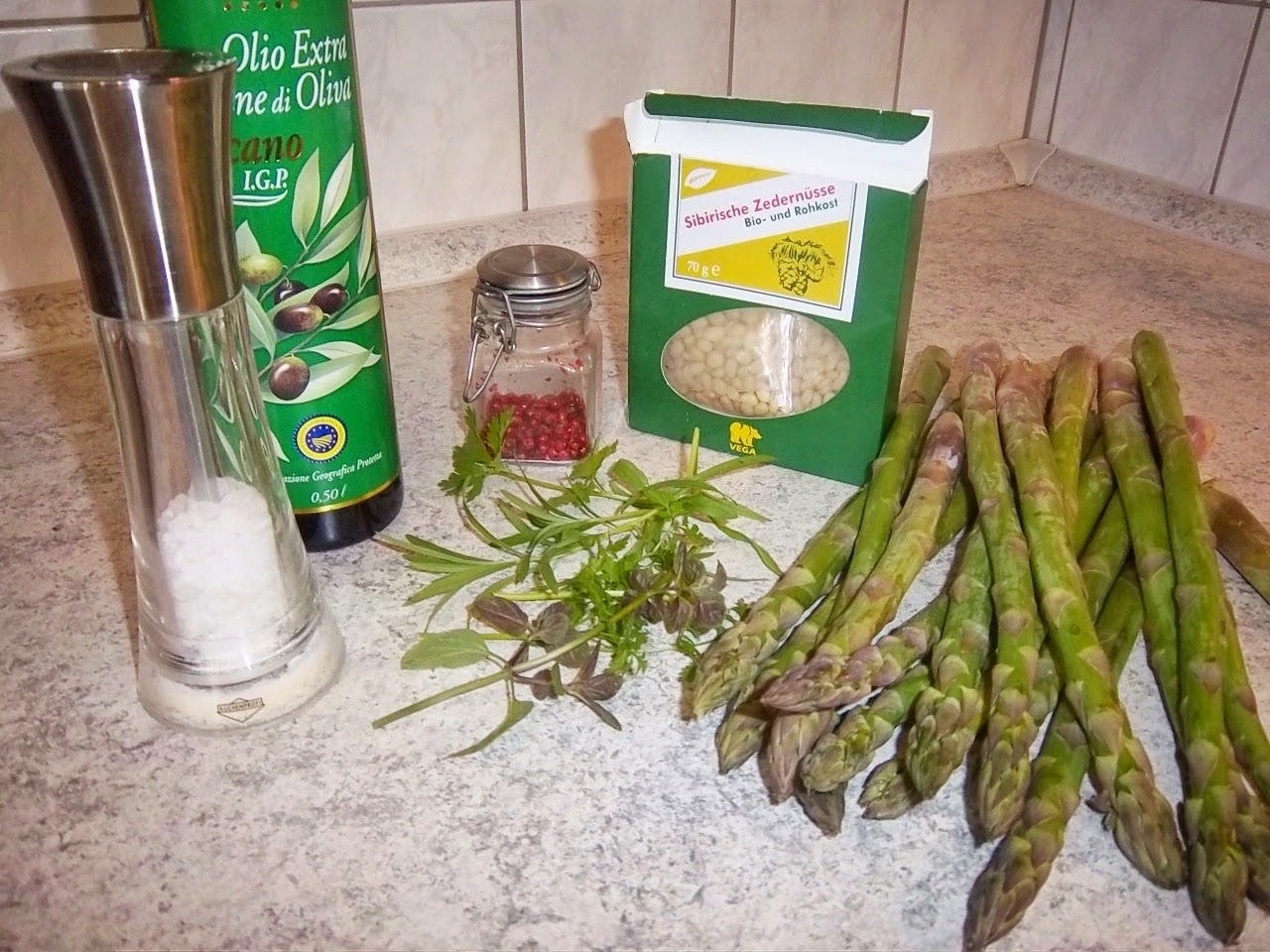 Grüner Spargel aus dem Wok mit Zedernüssen für ein leichtes MIttagessen