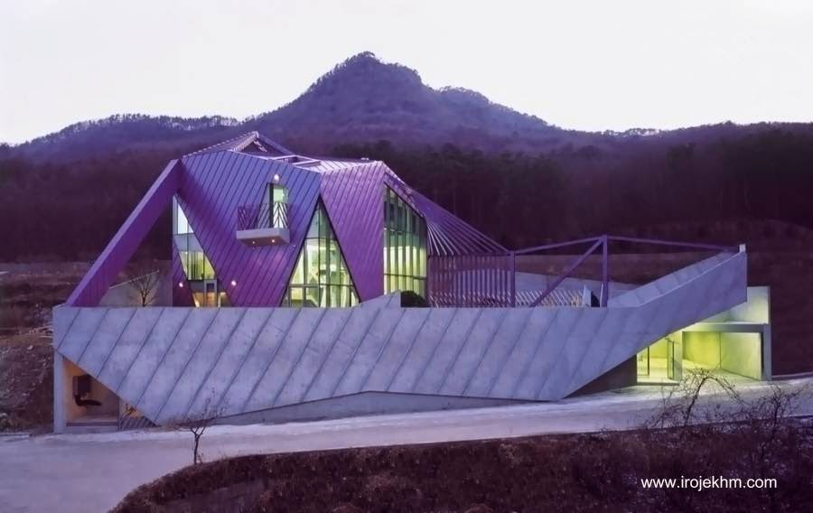 Purple Hill House en SinBongDong - Arquitectura www.irojekhm.com Casa de campo posmoderna en Corea del Sur