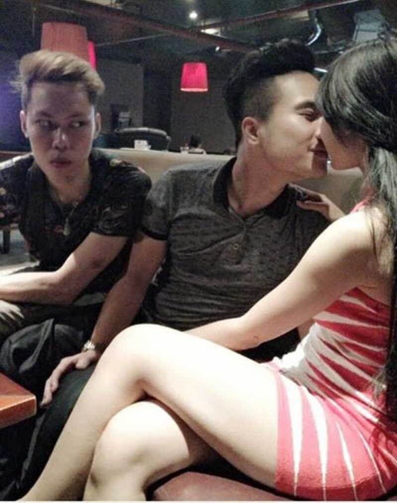10 Pictures Of Jealous People Who Didn’t Realize They Were Being Photographed - Jealous to infinity 10 Pictures Of Jealous People Who Didn’t Realize They Were Being Photographed - Jealous to infinity