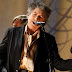 Bob Dylan se siente "enormemente honrado" por el Premio Nobel", pero no puede ir a buscarlo