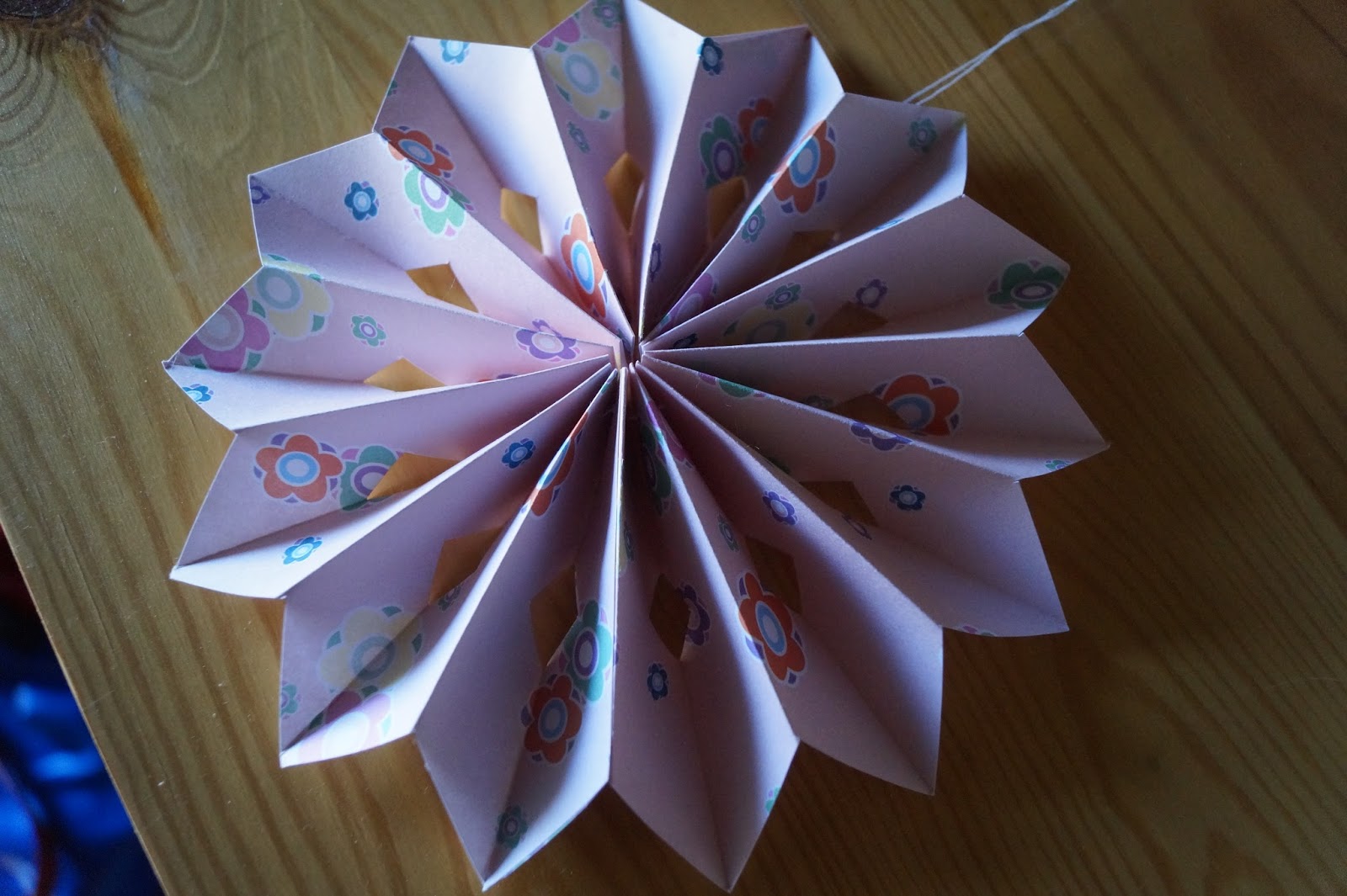 Décoration : réaliser des rosaces et des pompons en papier