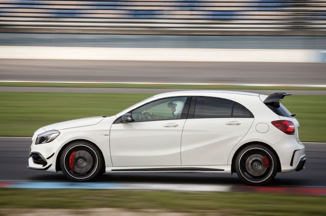 Ốp sườn Mercedes AMG A45 4MATIC 2019 Ốp sườn xe Mercedes AMG A45 4MATIC 2019 thiết kế thể thao AMG với nẹp màu Xám Titan