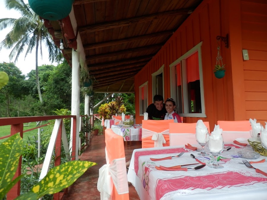 enlacima-comiendo-en-un-paladar-cerca-de-viñales