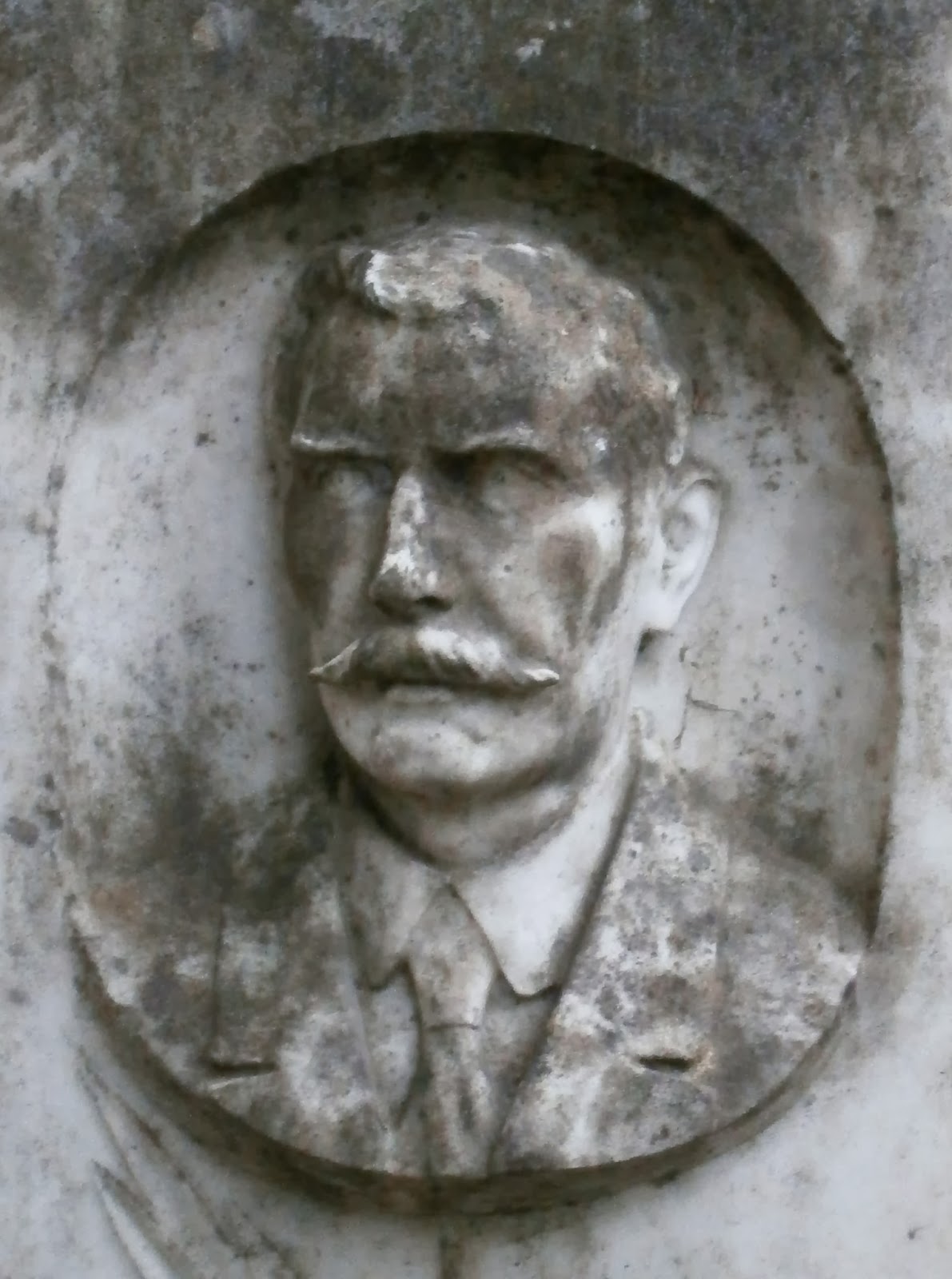 το μνημείο του Οίκου Παπάζογλου στο Α΄ Δημοτικό Νεκροταφείο Ιωαννίνων