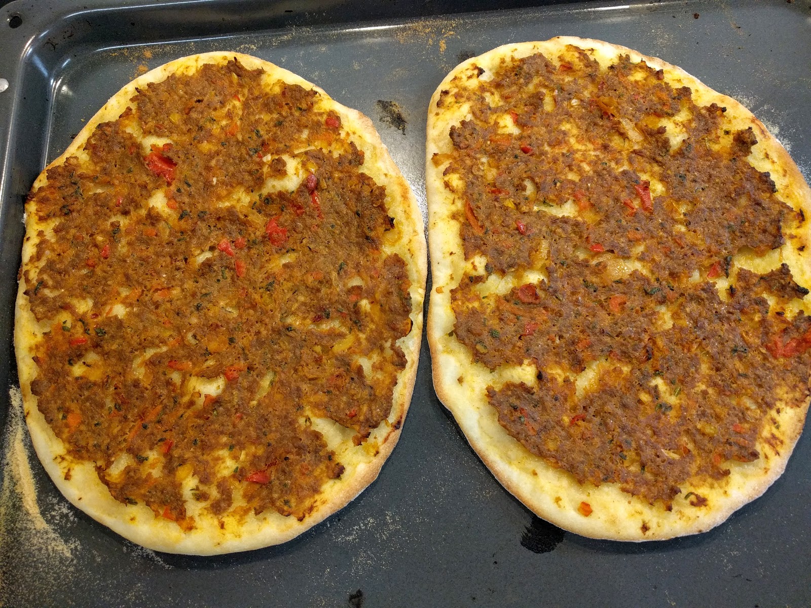 - Lahmacun Türkische Pizza