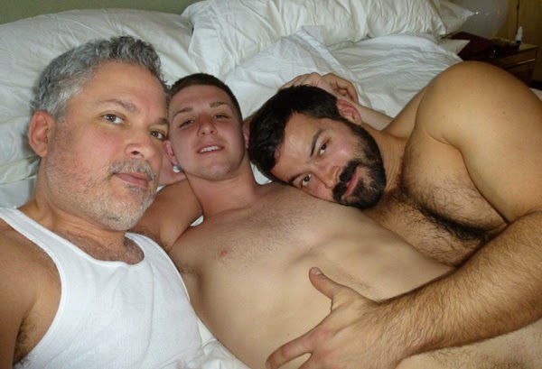 Novinho Gay Transando com Homens Mais Velhos