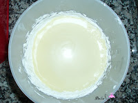 Añadiendo leche condensada al queso