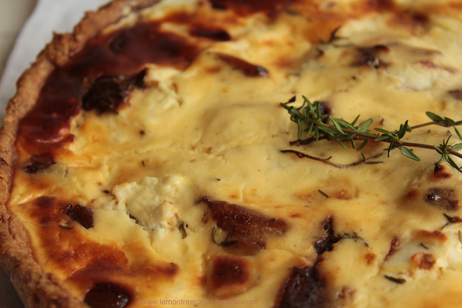 a lemon tree cafe tarta z karmelizowanym czosnkiem i kozim serem