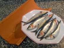 Sardinas y la teja para asar.