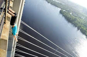 شاب روسي يهوى التصوير في الأماكن الخطرة جداً!!