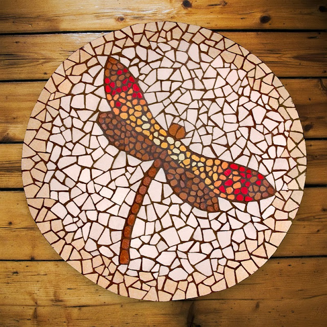 Ważki Stolik - dekoracyjna mozaika