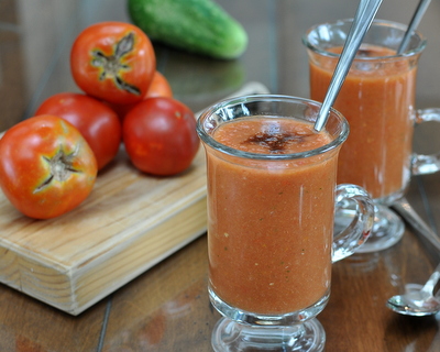 How to make Tomato Gazpacho, the classic chilled Spanish summer soup ♥ AVeggieVenture.com. Great for Meal Prep. Weight Watchers Friendly. Low Carb. Vegan.