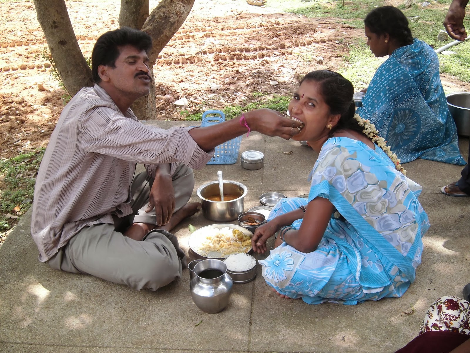 Кулинизм в индии это что. Индийцы едят руками. В Индии едят руками. Прием пищи в Индии. Индусы за столом.