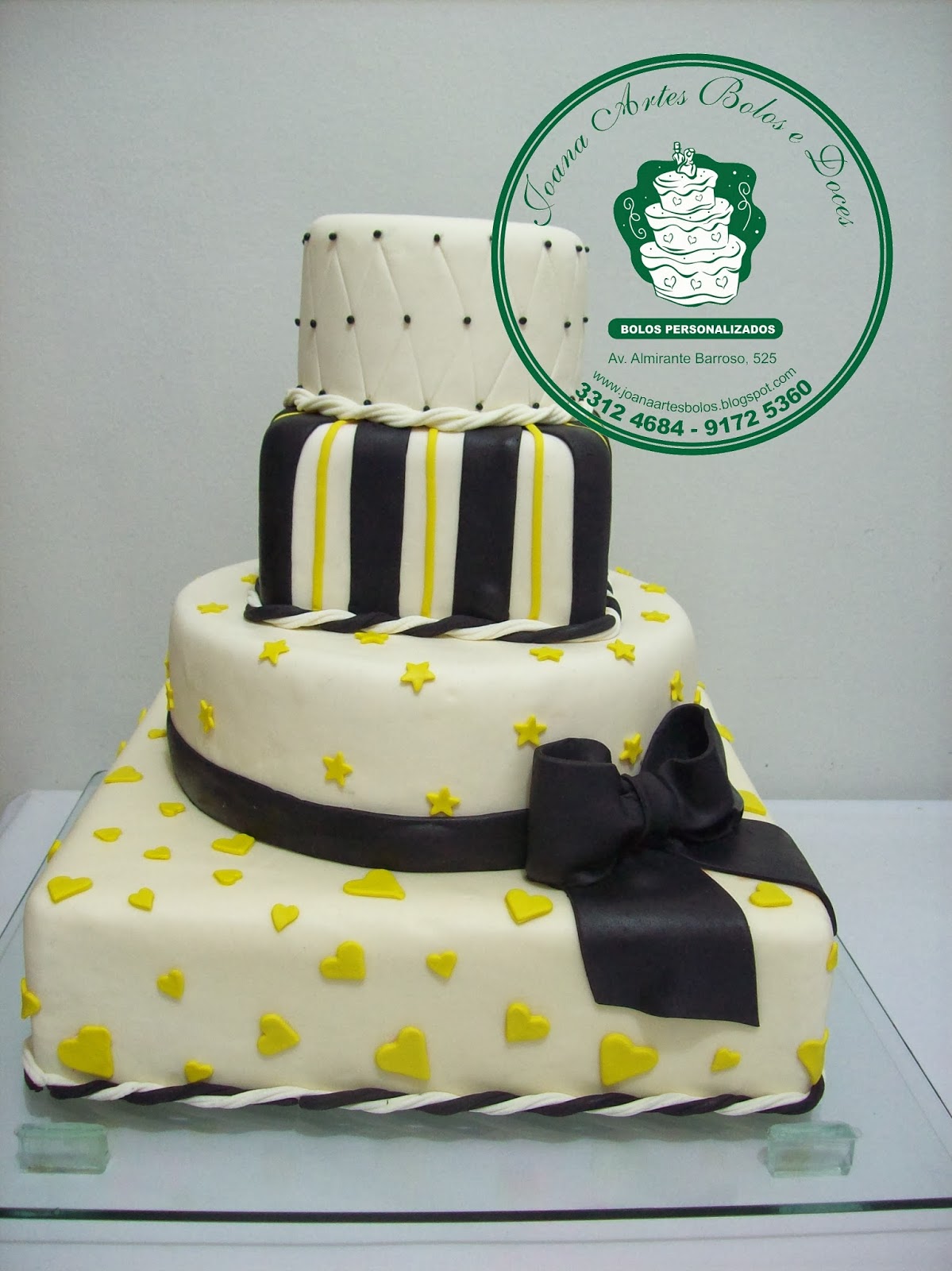 Joana Artes Bolos(Uberaba-MG) 34-33124684: bolo amarelo com preto 15 anos