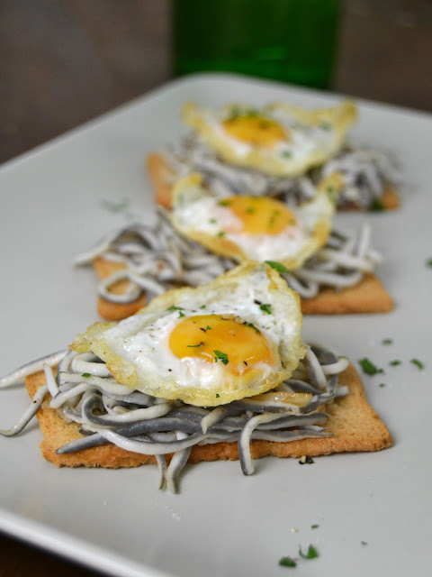 Tostas de gulas con huevo de codorniz