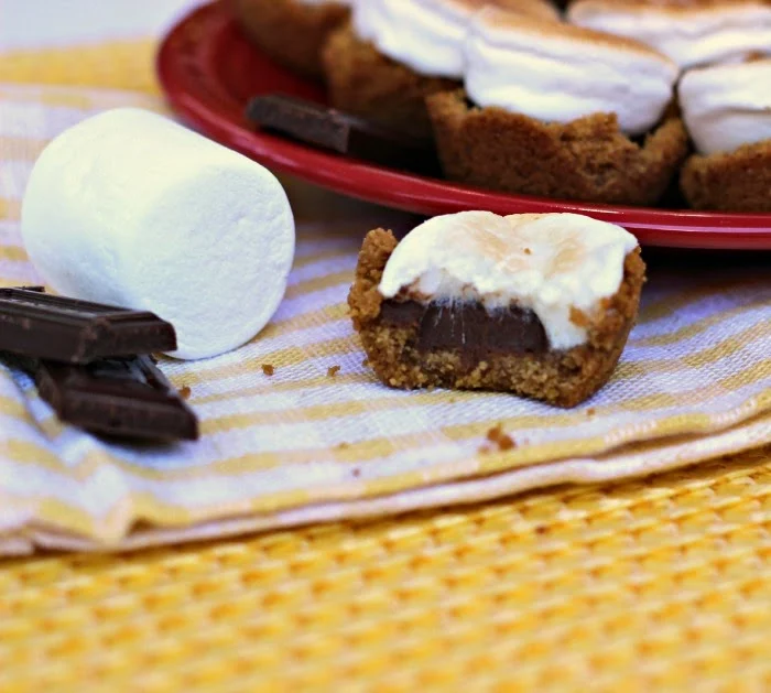 Easy S'mores Cups: No need to have a campfire for these cuties! They bake up right in your oven anytime of the year! #dessert #chocolate