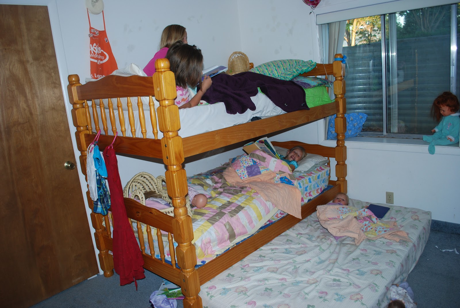 Спать на двухъярусной кровати. Двухъярусная кровать с сеткой. Двухъярусная кровать с защитой от падения. Двухъярусная кровать чтобы ребенок не упал. Дети на двухъярусной кровати летний лагерь.