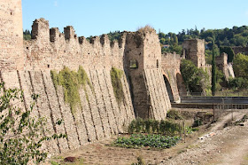 The remains of the fortified dam, the Ponte Visconteo