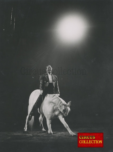 Fredy Knie senior sur sa monture blanche salue le publics du cirque
