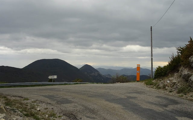 Passhöhe des Col de Petry mit Blick auf Berge, graues Wetter