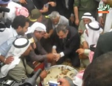 عصام شرف يأكل كبسة مع بدو سيناء في مدينة الطور (وليس شرم الشيخ)