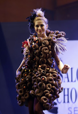 Pertunjukan pakaian diperbuat daripada coklat