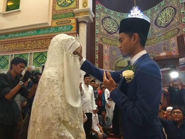 Video live akad nikah Muzammil Hasballah sang Imam bersuara emas asal Aceh.
