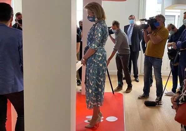 Queen Mathilde wore a blue-green printed shirt dress from Natan. Queen visited Wikifin Lab together with young people. Natan pumps and earrings