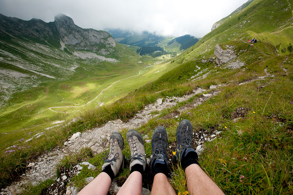 Путешествующие ноги. Путешествие в горы. Ноги горы. Природа путешествия. Ноги на фоне гор.