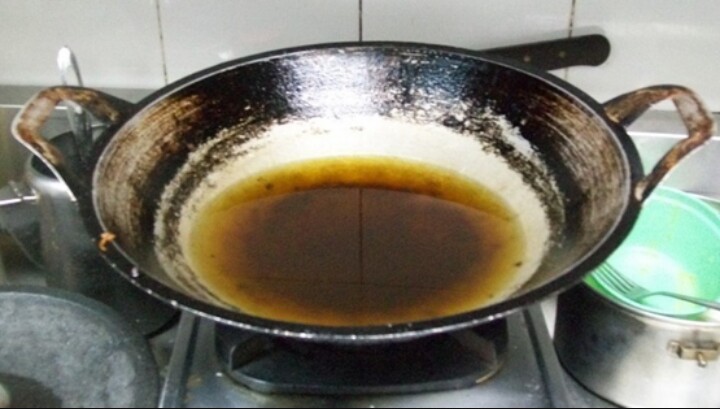 Kenangan Manis Petua Membersihkan Minyak Masak