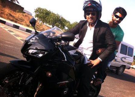 ajithforall.blogspot.com: Ajith new images at Mankatha shooting