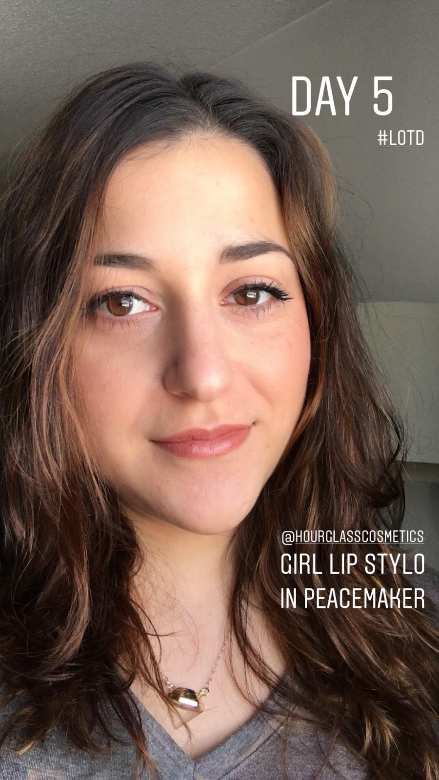 HOURGLASS-GIRL-LIP-STYLO-PEACEMAKER