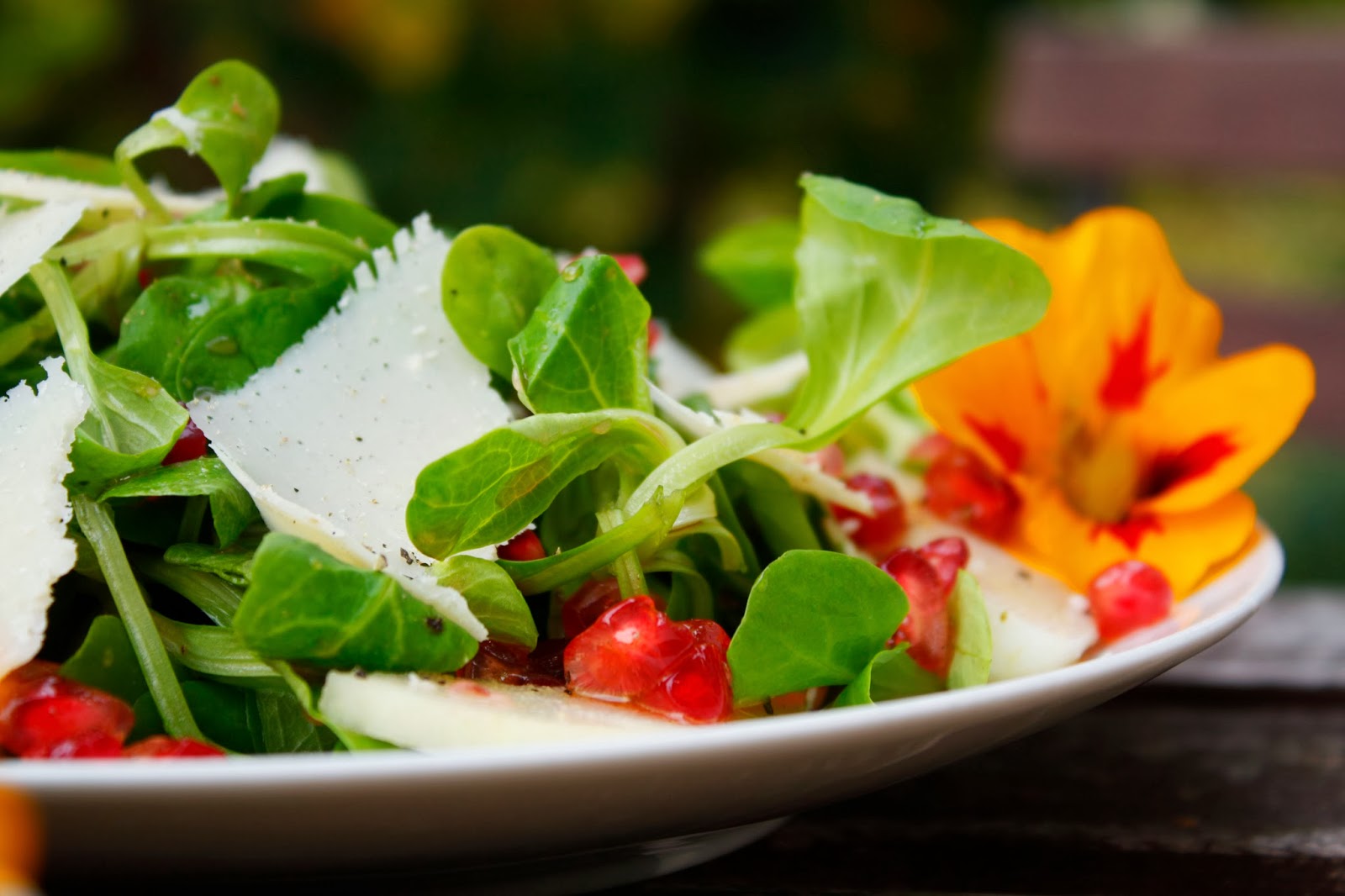 fressraupe: Salat mit Granatapfel, Parmesan &amp; Birne