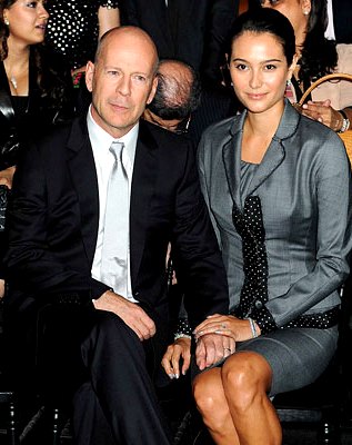 Bruce Willis y Emma Heming Foto de Bruce Willis sentado junto a Emma Heming