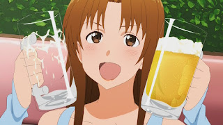 Kozue Takanashi trzymająca kufle z piwem