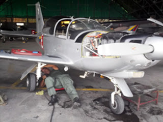 Aermacchi SF-260 en mantenimiento Aermacchi SF-260 en mantenimiento