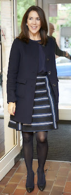 Manteau Massimo Dutti / top Prada / jupe Chloé / escarpins Lanvin