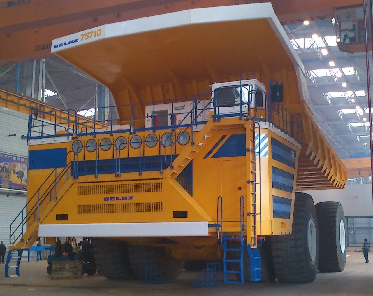 El camión más grande del mundo, el BelAZ 75710 Cosas únicas