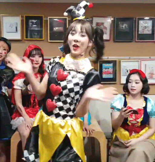 어제자 할로윈 분장하고 신촌에 나타난 아이돌.jpgif | 인스티즈