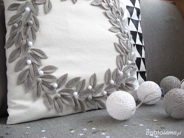Świąteczna poduszka z wieńcem z filcu DIY - zrób to sama